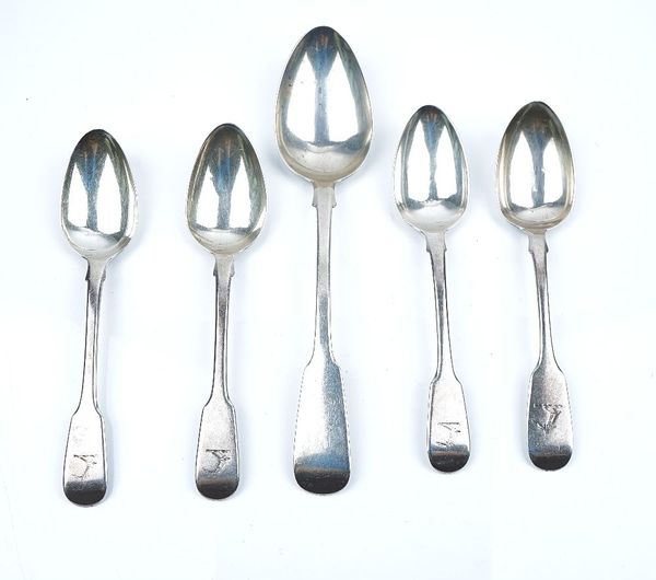 A GROUP OF SILVER FIDDLE PATTERN TABLE FLATWARE (5)