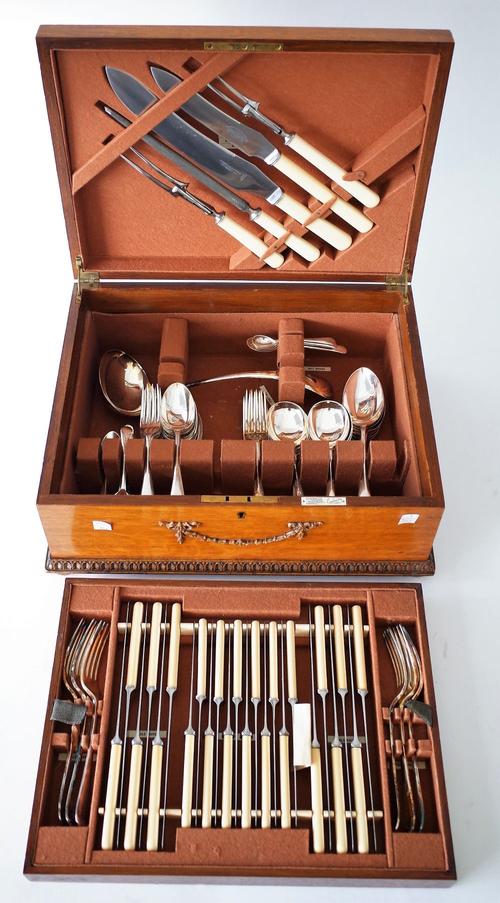 AN EMBASSY PLATED CANTEEN OF TABLE FLATWARE