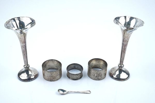 A GROUP OF SILVER AND FOREIGN WARES (7)