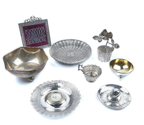 A GROUP OF FOREIGN WARES (7)