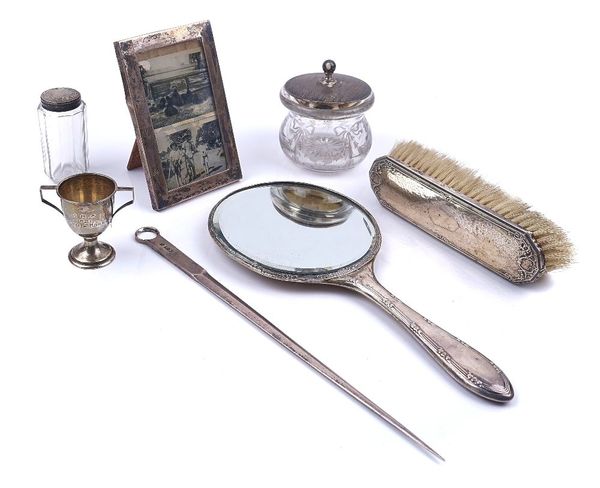 A SILVER SKEWER AND SIX FURTHER ITEMS (7)