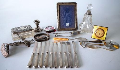 A SILVER MOUNTED RECTANGULAR OAK PHOTOGRAPH FRAME AND FURTHER ITEMS (26)