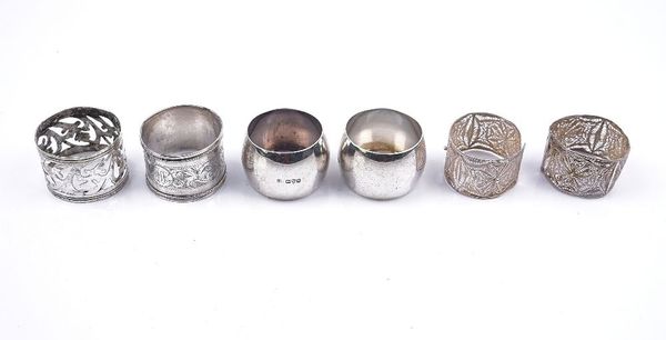 A PAIR OF SILVER NAPKIN RINGS AND FOUR FURTHER NAPKIN RINGS (6)