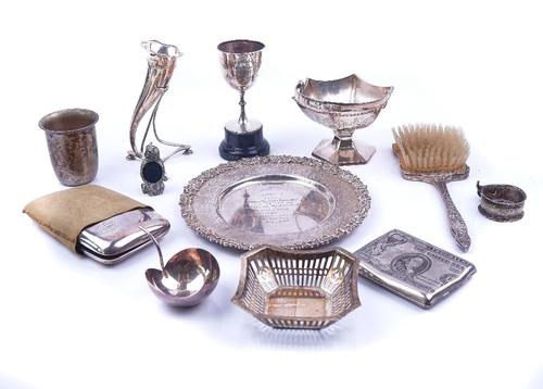 A SILVER CIGAR CASE AND FURTHER ITEMS (12)