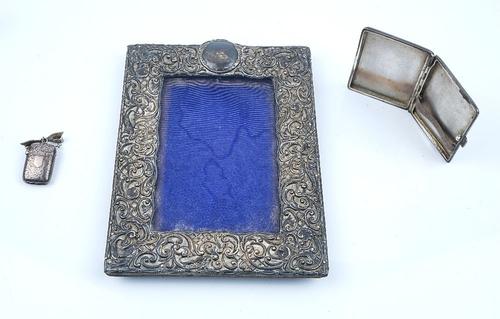 A SILVER MOUNTED RECTANGULAR PHOTOGRAPH FRAME AND TWO FURTHER ITEMS (3)