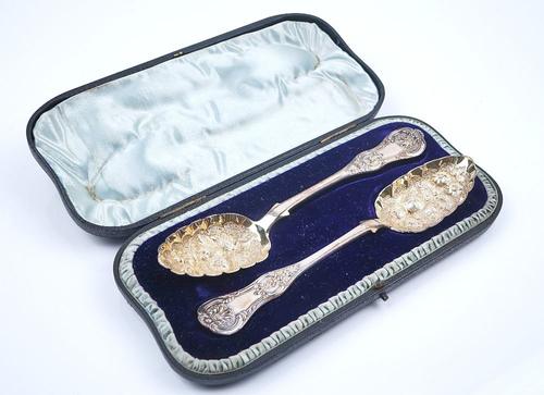 A PAIR OF VICTORIAN SCOTTISH SILVER FRUIT SERVING SPOONS (2)