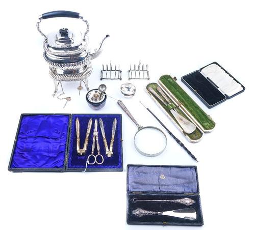 A PLATED TEA KETTLE AND STAND AND FURTHER ITEMS (10)