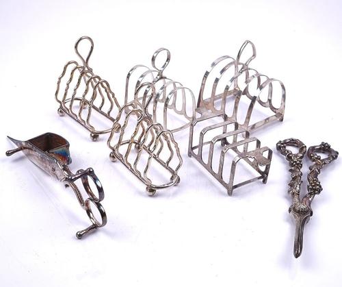 FIVE SILVER TOAST RACKS AND TWO FURTHER ITEMS (7)