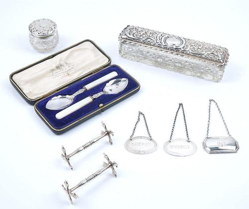 A PAIR OF SILVER AND MOTHER-OF-PEARL PRESERVE SPOONS AND SIX FURTHER ITEMS OF SILVER (7)