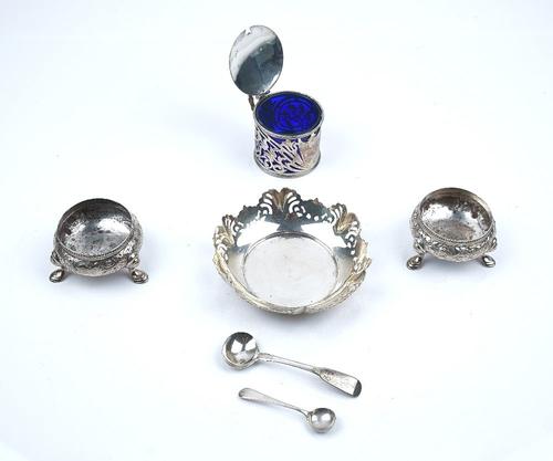 A PAIR OF AMERICAN SALTS AND FOUR FURTHER ITEMS (5)