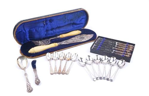 A PAIR OF VICTORIAN SILVER FISH SERVERS AND FURTHER TABLE FLATWARE (QTY)