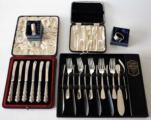 A GROUP OF SILVER AND FURTHER WARES (5)