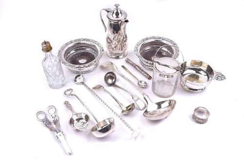 A GROUP OF PLATED WARES (16)