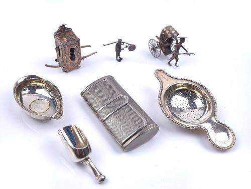 A SILVER TEA STRAINER AND SIX FURTHER ITEMS (7)