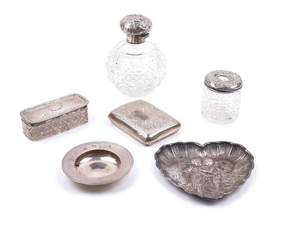 A EUROPEAN HEART SHAPED TRINKET DISH AND FIVE FURTHER SILVER AND SILVER MOUNTED ITEMS (6)