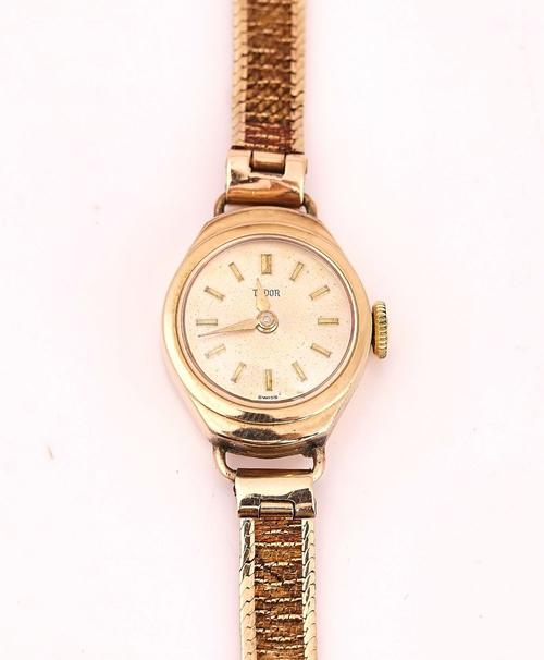 A TUDOR 9CT GOLD CASED LADY'S WRISTWATCH