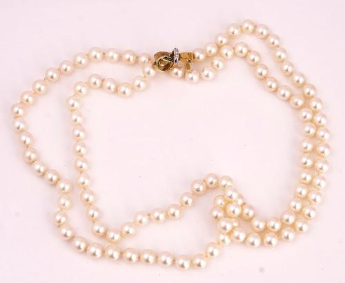 A SINGLE ROW NECKLACE OF UNIFORM CULTURED PEARLS