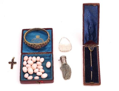 A 9CT GOLD AND GARNET PENDANT CROSS AND FURTHER JEWELLERY (QTY)