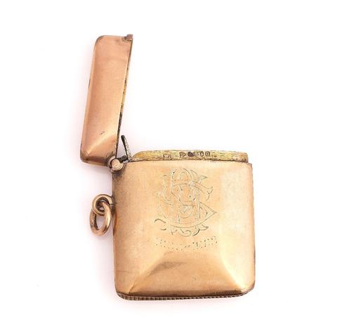A LATE VICTORIAN 9CT GOLD RECTANGULAR VESTA CASE