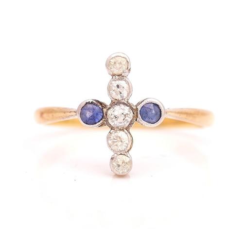 A GOLD, DIAMOND AND SAPPHIRE RING