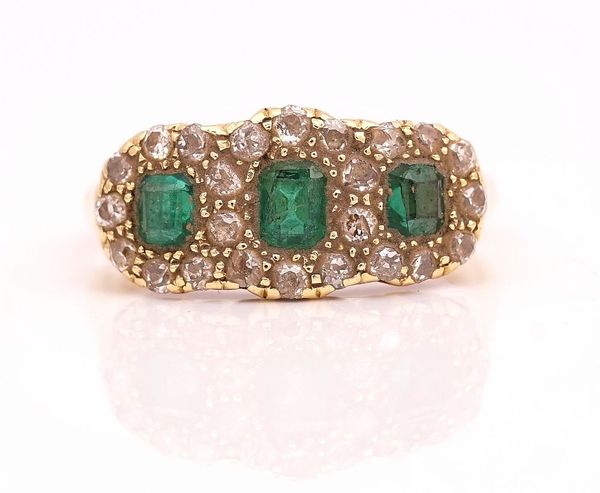 A GOLD, EMERALD AND DIAMOND RING