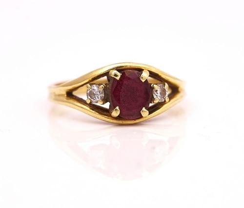 AN 18CT GOLD, RUBY AND DIAMOND THREE STONE RING