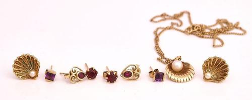 A 9CT GOLD AND CULTURED PEARL PENDANT WITH A GOLD NECKCHAIN AND FOUR PAIRS OF EAR STUDS (6)