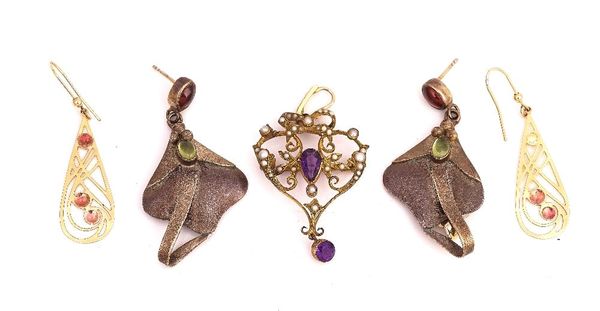 AN AMETHYST AND SEED PEARL PENDANT AND THREE FURTHER ITEMS (4)