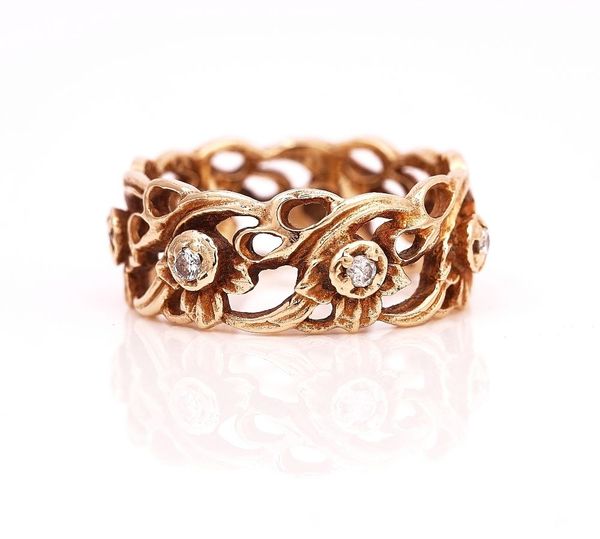 A 14K GOLD AND DIAMOND BAND RING