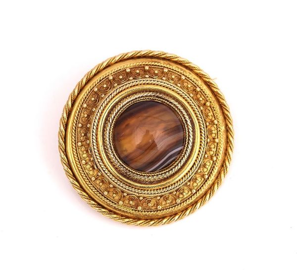 A VICTORIAN GOLD AND AGATE CIRCULAR BROOCH