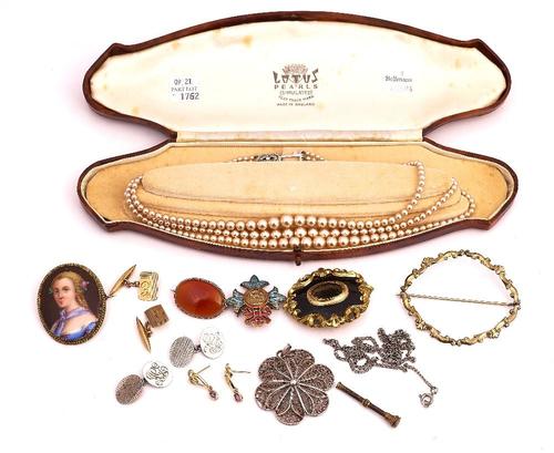 AN OVAL PORTRAIT BROOCH AND ELEVEN FURTHER ITEMS (12)