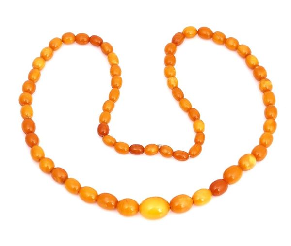 A SINGLE ROW NECKLACE OF GRADUATED OVAL AMBER BEADS