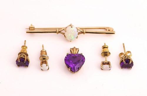 A 9CT GOLD BAR BROOCH, CLAW SET WITH AN OVAL OPAL AND THREE FURTHER ITEMS (4)