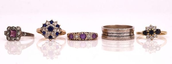 A 9CT GOLD, AMETHYST AND DIAMOND FIVE STONE RING AND FOUR FURTHER RINGS (5)