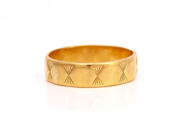 A 22CT GOLD DECORATED WEDDING BAND RING