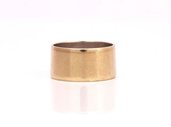 AN 18CT GOLD WIDE BAND WEDDING RING