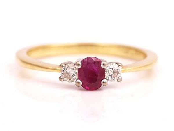 AN 18CT GOLD, RUBY AND DIAMOND THREE STONE RING