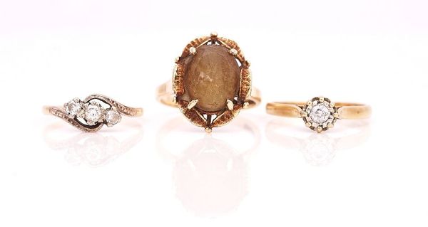 A GOLD AND DIAMOND THREE STONE RING AND TWO FURTHER GOLD AND GEM SET RINGS (3)