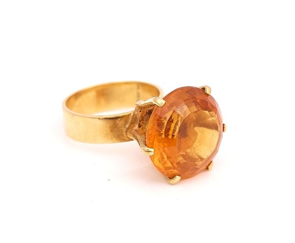 A GOLD AND CITRINE SINGLE STONE RING