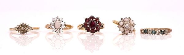 A GOLD OPAL AND DIAMOND CLUSTER RING AND FOUR FURTHER GEM SET RINGS (5)