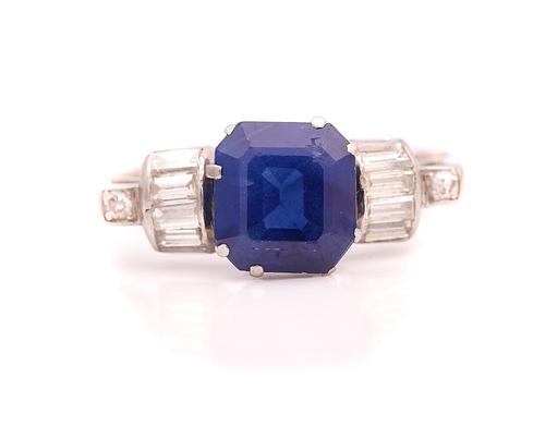 A SAPPHIRE AND DIAMOND RING