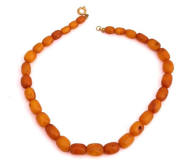 A SINGLE ROW NECKLACE OF VARICOLOURED BUTTERSCOTCH COLOURED AMBER BEADS