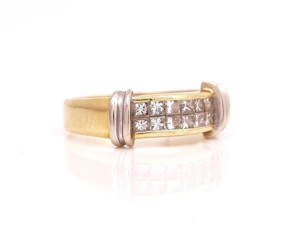 A TWO COLOUR GOLD AND DIAMOND RING