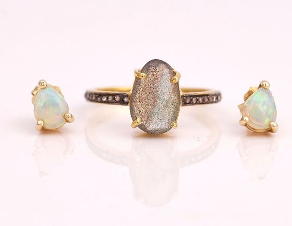 A SILVER GILT LABRADORITE AND ROSE DIAMOND RING AND A PAIR OF OPAL EARRINGS  (2)