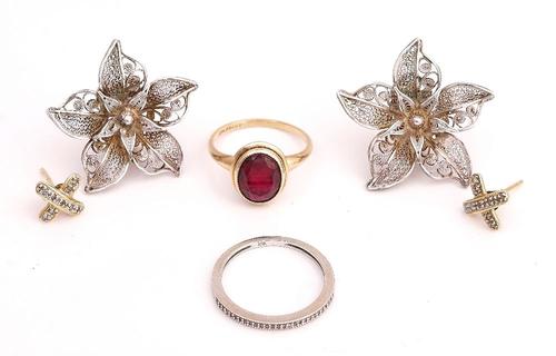 A PAIR OF GOLD AND DIAMOND EAR STUDS AND THREE FURTHER ITEMS  (4)