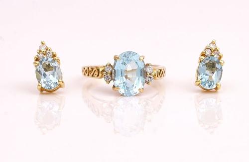 A GOLD, BLUE TOPAZ AND DIAMOND RING AND A PAIR OF EAR STUDS (2)
