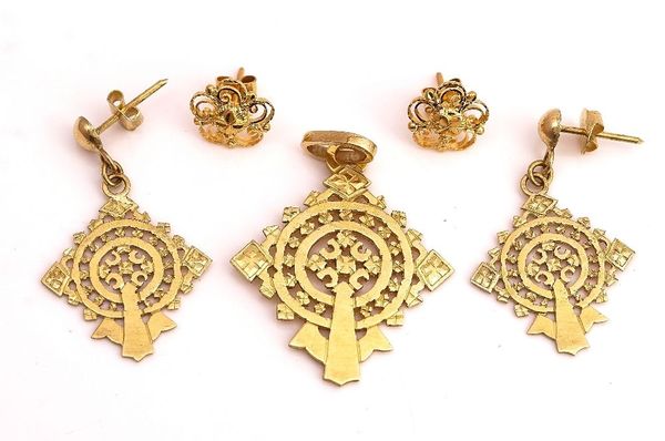 A GOLD PENDANT AND TWO PAIRS OF GOLD EARRINGS (3)