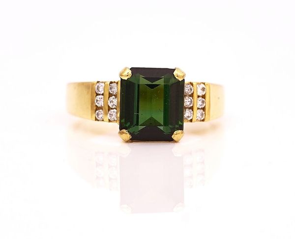 A GOLD DIAMOND AND GREEN TOURMALINE RING