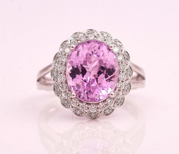 A WHITE GOLD, KUNZITE AND DIAMOND OVAL CLUSTERRING