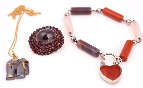 A BOHEMIAM GARNET BROOCH AND TWO FURTHER ITEMS (3)
